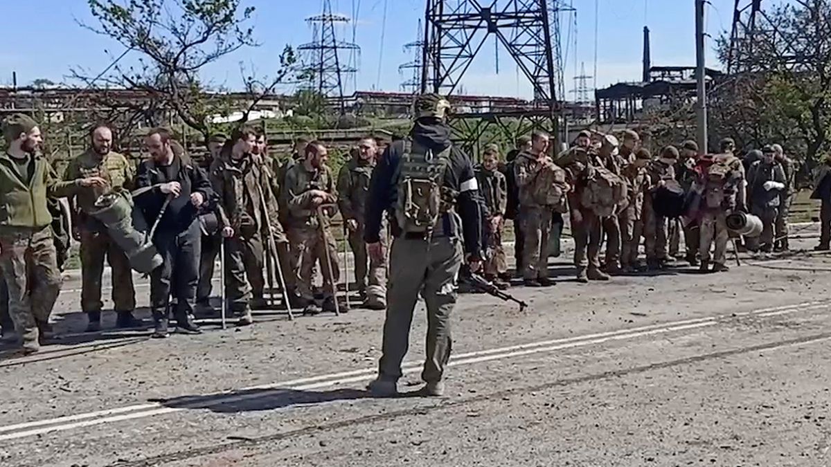 Siguen los combates de la guerra Rusia-Ucrania: soldados ucranianos se rindieron en la planta siderúrgica de Azovstal.