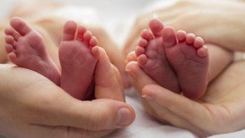 Dio a luz a gemelos un mes después del nacimiento de un bebé prematuro