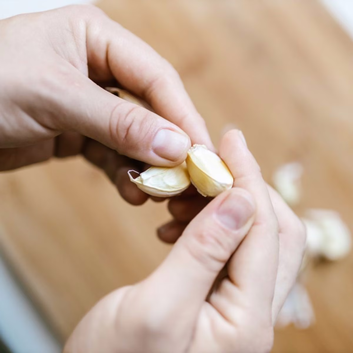 Colocarse ajo en las uñas de las manos: por qué recomiendan hacerlo y para qué sirve Colocarse ajo en las uñas de las manos: por qué recomiendan hacerlo y para qué sirve