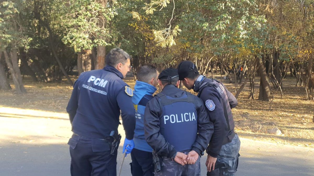 La Policía busca rastros e indicios para determinar qué pasó y quiénes balearon al empresario Fernando Von Der Heyde en el parque San Martín. La Policía busca rastros e indicios para determinar qué pasó y quiénes balearon al empresario Fernando Von Der Heyde en el parque San Martín.