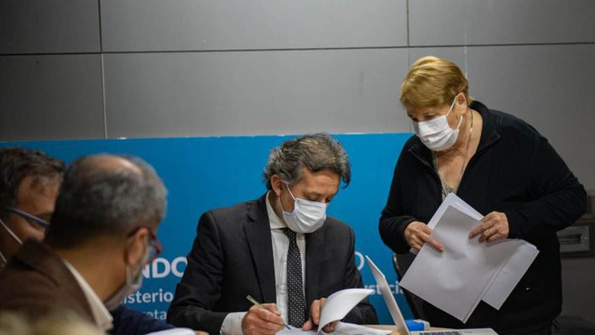 Llegó la hora de firmar el acuerdo entre AMPROS y el Gobierno.
