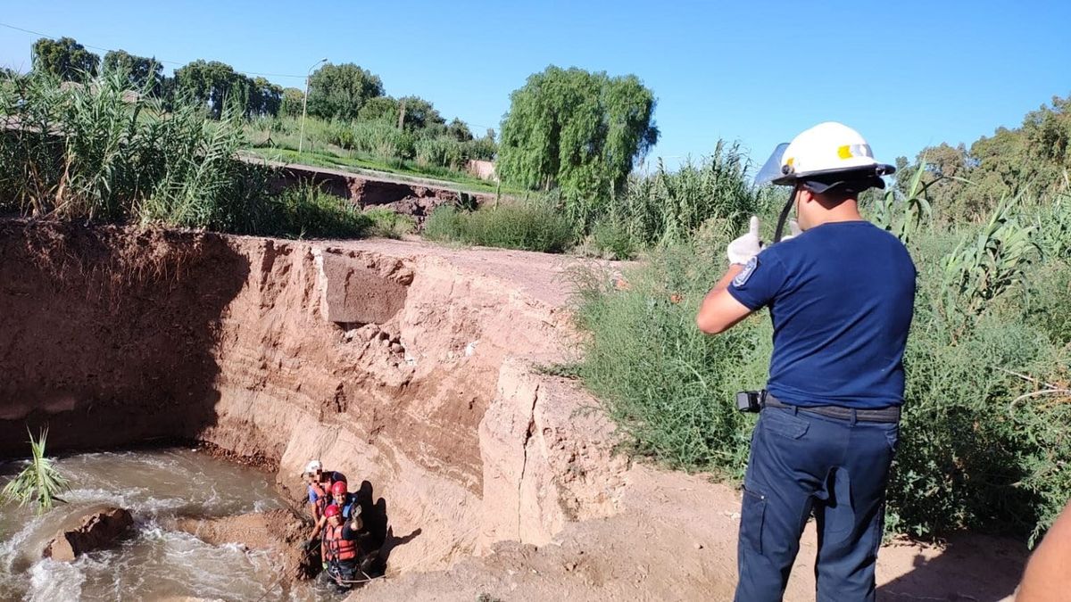 Los Bomberos del Cuartel Central rescataron sana y salva a una mujer que cayó al Cacique Guaymallén en Las Heras.