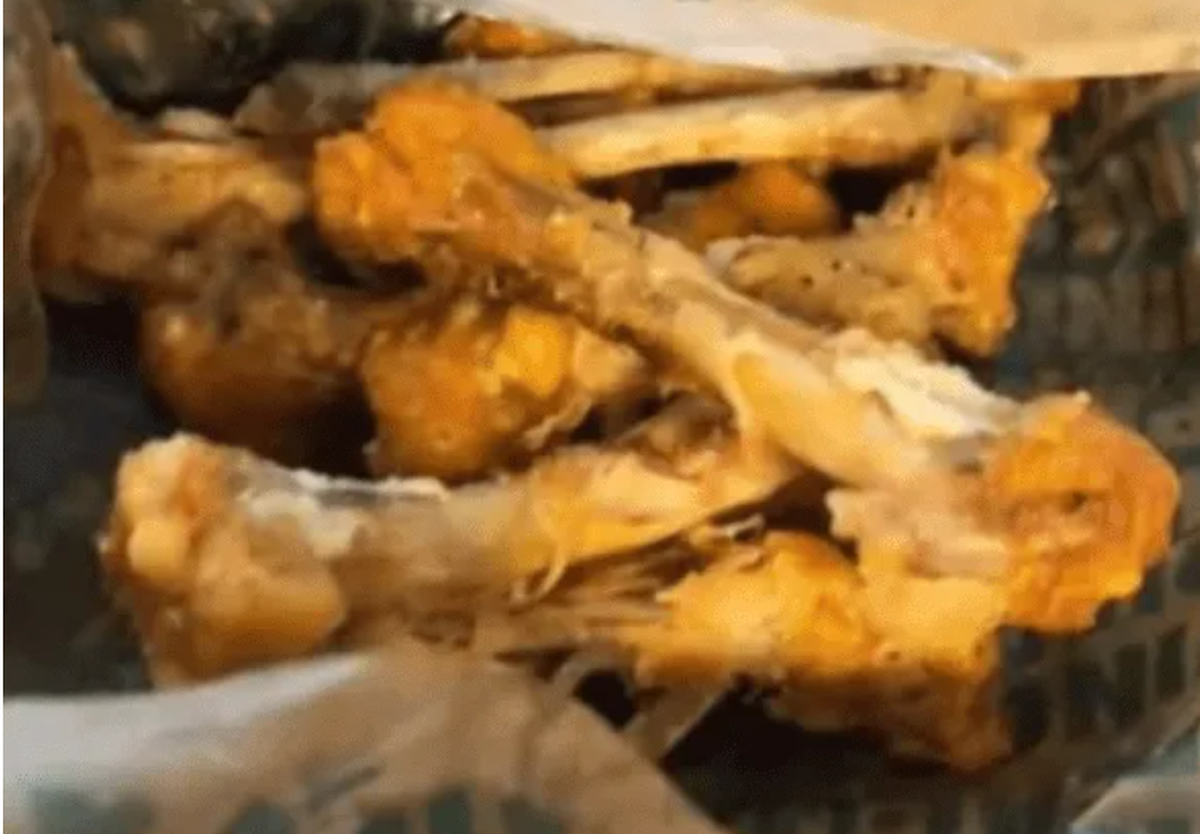 No aguantó. Un delivery hambriento se comió el pedido y dejó una carta viral.