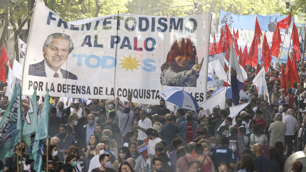 Cientos de personas de movilizaron en Buenos Aires por el Día de la Lealtad Peronista.