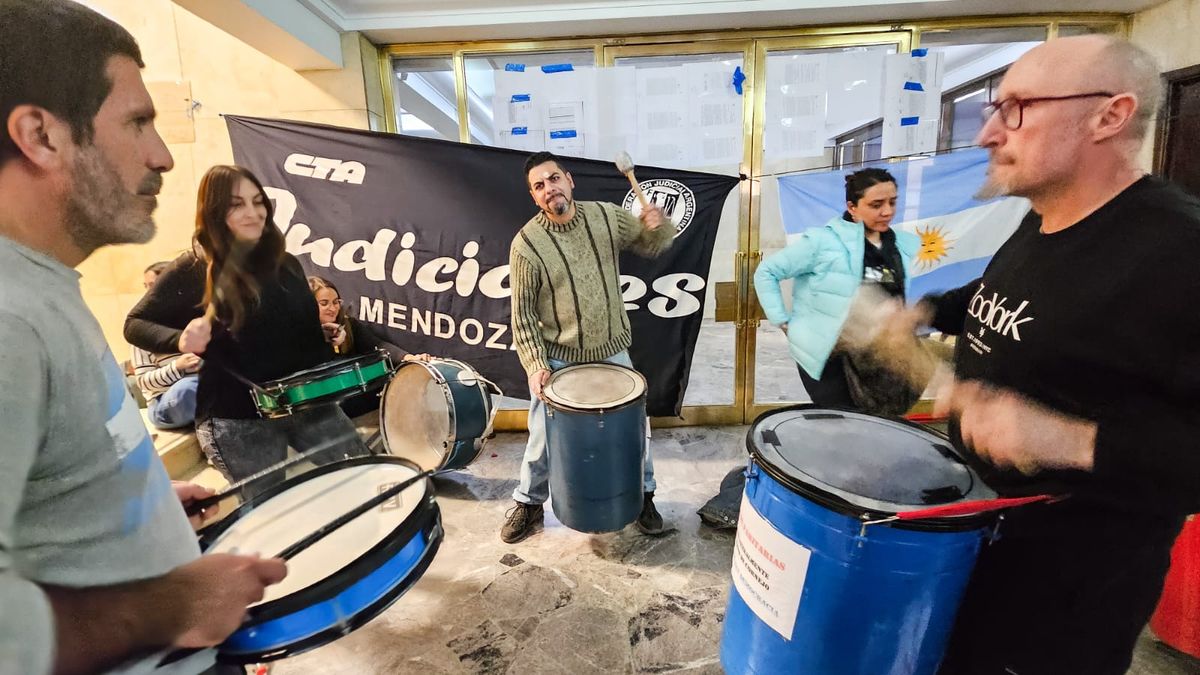 Sueldos y Justicia. El acampe que se montó la semana pasada en el cuarto piso del Palacio Judiicial.