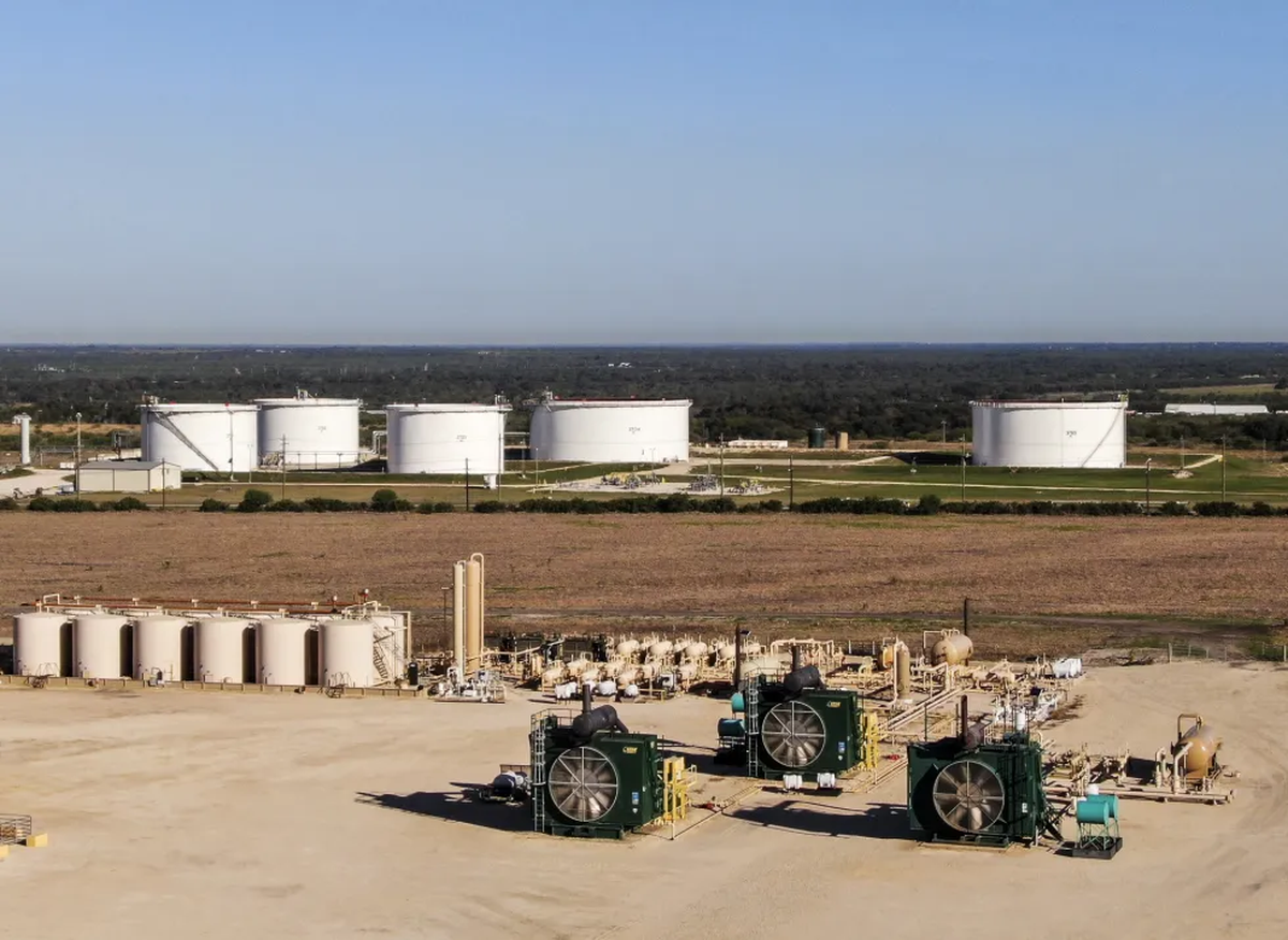 Foto aérea muestra tanques de almacenamiento de petróleo y tierras de cultivo cerca de Karnes City en Texas, Estados Unidos. Crédito: EFE/EPA/Tannen Maury. Foto aérea muestra tanques de almacenamiento de petróleo y tierras de cultivo cerca de Karnes City en Texas, Estados Unidos. Crédito: EFE/EPA/Tannen Maury.