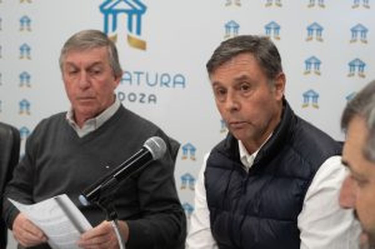 Las asesores Ricardo Canet y Javier Urrutigoity dieron detalles de la reforma del Estatuto del Empleado Público. Las asesores Ricardo Canet y Javier Urrutigoity dieron detalles de la reforma del Estatuto del Empleado Público.