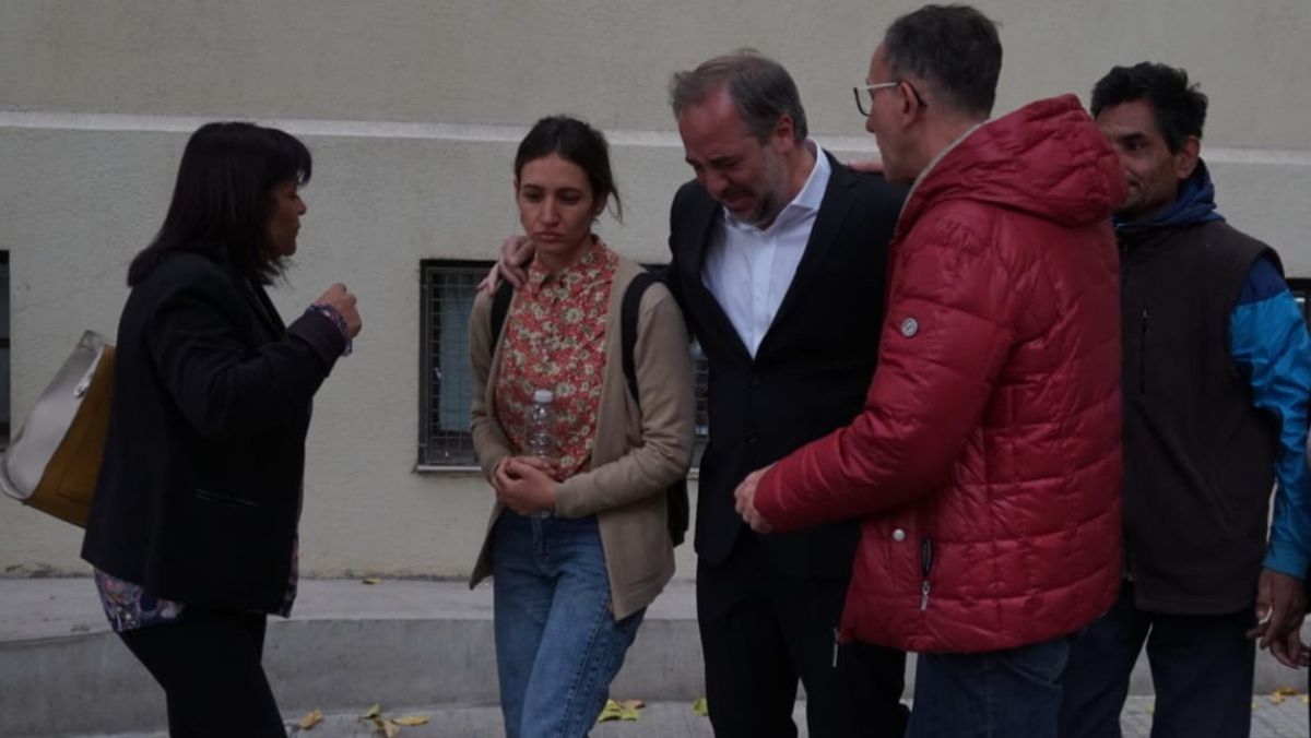 El intendente de Maipú, Matías Stevanato, muy cercano a la familia de Alejandro Bermejo. Se lo vio muy conmocionado y no quiso dirigirse a los medios de prensa. Foto: Diario UNO