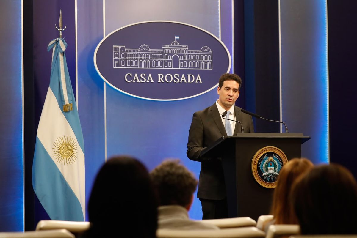 El vocero presidencial Adrián Ravier acusó a los extranjeros de venir al país a realizar tours sanitarios.