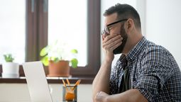 La postura de tu cuerpo refleja y moldea tus emociones, la psicología explica cómo influye en tu bienestar. Crédito: Freepik.