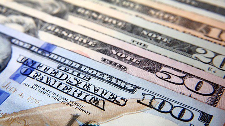 El dólar inició la semana con una baja de 12 centavos