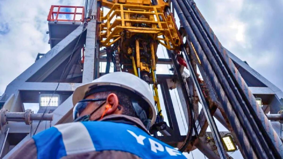 YPF tomó la decisión de abandonar áreas petroleras maduras para que empresas más pequeñas se hagan cargo de su operatoria.