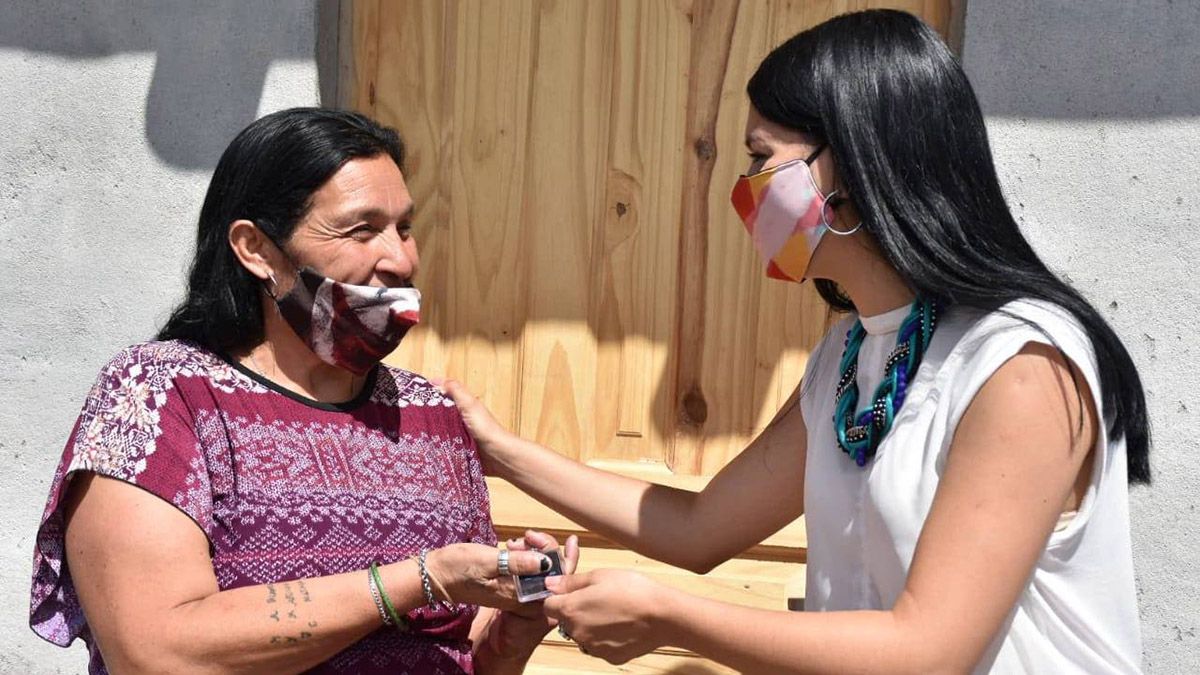 Con un porcentaje mensual de los sueldos de funcionarios y concejales de Santa Rosa, se construyeron y entregaron tres viviendas para familias con necesidades extremas, se está construyendo una más y dicen que seguirán con este plan