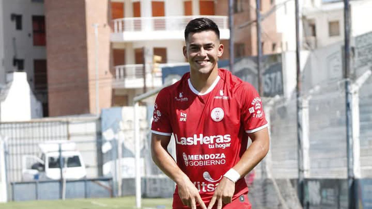 Luciano Ortega marcó el primer gol de Huracán Las Heras ante Atenas en Río Cuarto.