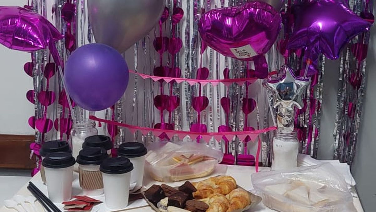 La mesa con cosas ricas para agasajar a Julia en el hospital. La mesa con cosas ricas para agasajar a Julia en el hospital.