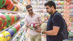 Dos comerciantes hacen compras de pelotas en el Mercado Internacional de Comercio de Yiwu el 4 de agosto. NI YANQIANG / PARA CHINA DAILY