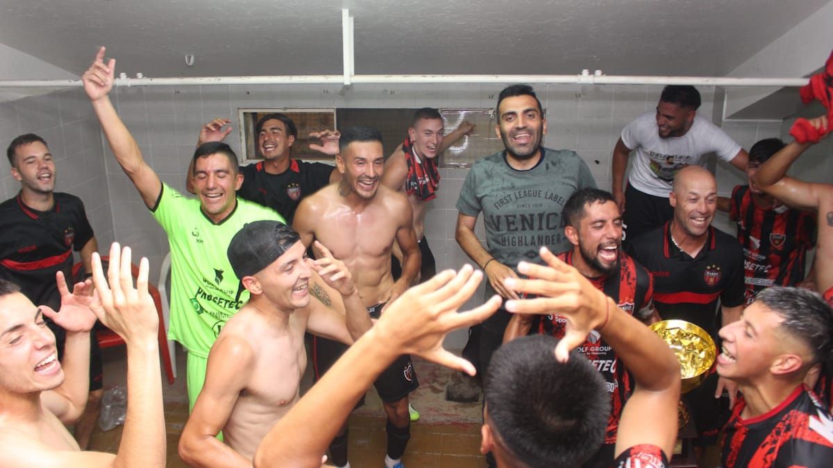 Una gra locura se desató en el vestuario de FADEP, tras ganarle al Atlético Argentino y festejar el título. Una gra locura se desató en el vestuario de FADEP, tras ganarle al Atlético Argentino y festejar el título.