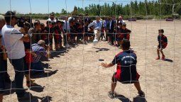 Macri fue a un club de El Algarrobal y pateó un penal a uno de los chicos