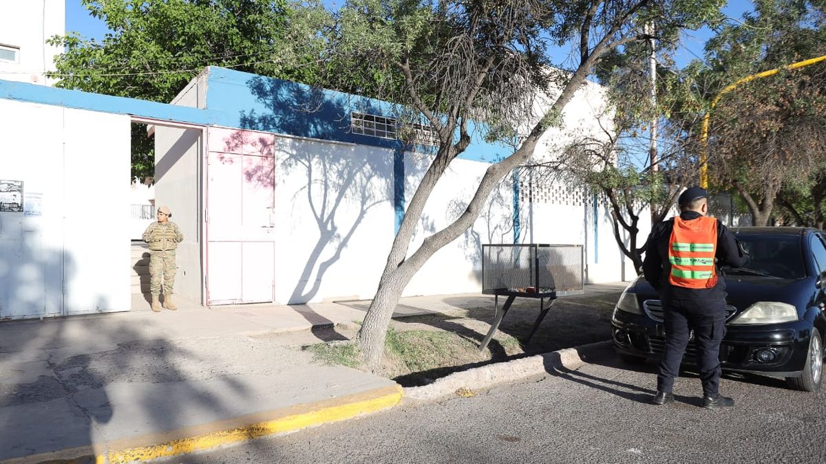 Más de 200 escuelas están afectadas al operativo de elecciones para este domingo. Más de 200 escuelas están afectadas al operativo de elecciones para este domingo.