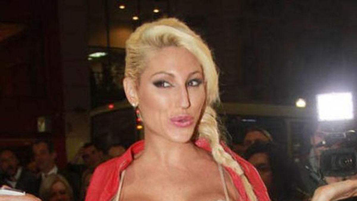 La peluca de Vicky en las partes de Maradona