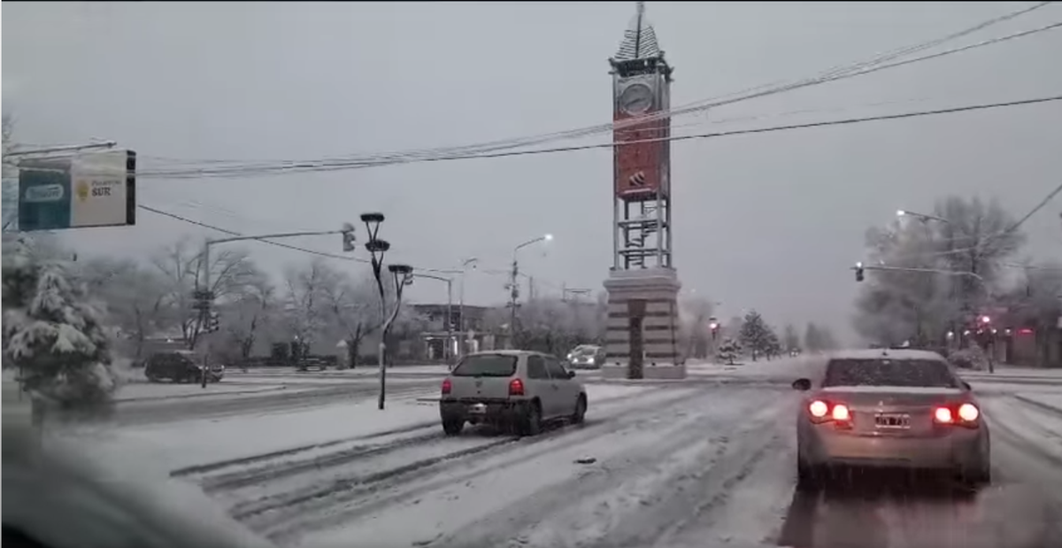 La Ciudad de Malargüe amaneció cubierta de un manto blanco. La nieve no dejó de caer el resto del día. La Ciudad de Malargüe amaneció cubierta de un manto blanco. La nieve no dejó de caer el resto del día.