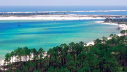 La playa a 30 minutos de Pensacola que tiene aguas turquesas y arenas blancas.&nbsp;