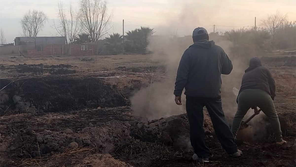 Algunos lugareños tratan de hace zanjas para cortar el avance del fuego subterráneo, pero esto aviva las llamas, producidas por la sequedad del suelo y la presencia de pastos secos.