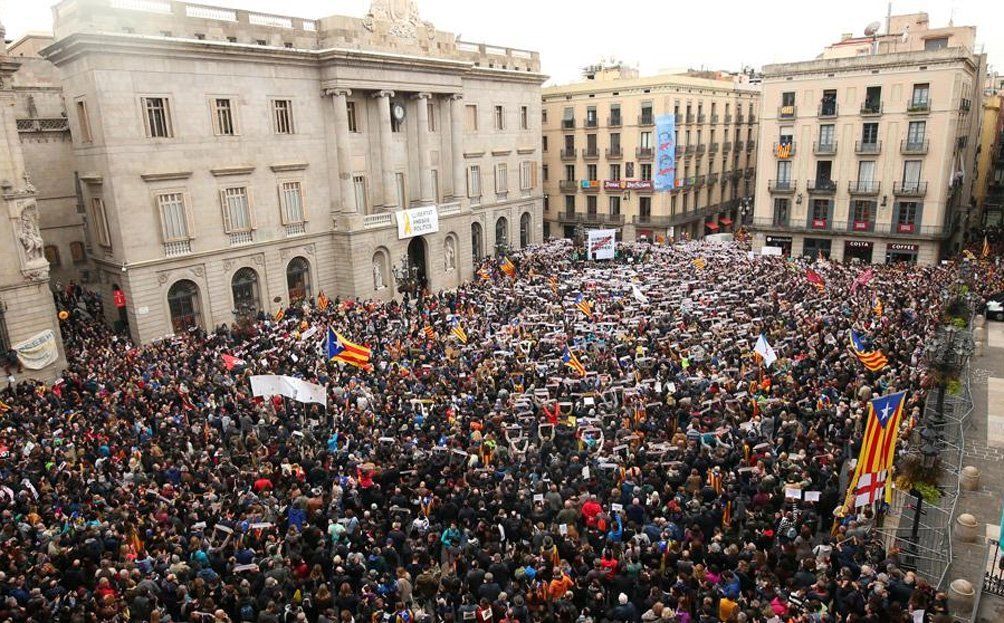 Miles de catalanes reclaman la libertad y la Independencia