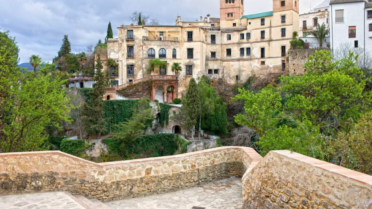 Andalucía tiene algunos de los pueblos más bonitos de España para recorrer y descubrir cada temporada. Andalucía tiene algunos de los pueblos más bonitos de España para recorrer y descubrir cada temporada.