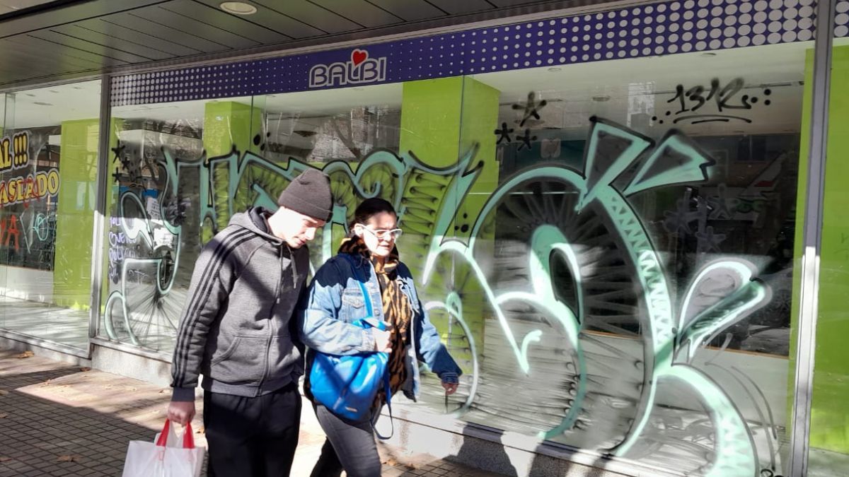 El exlocal de Balbi nunca había pasado tanto tiempo desocupado. Allí funcionó hasta la década del 80' la tienda Casa Arteta, y luego pasó a ser Balbi, hasta agosto del 2021. El exlocal de Balbi nunca había pasado tanto tiempo desocupado. Allí funcionó hasta la década del 80' la tienda Casa Arteta, y luego pasó a ser Balbi, hasta agosto del 2021.