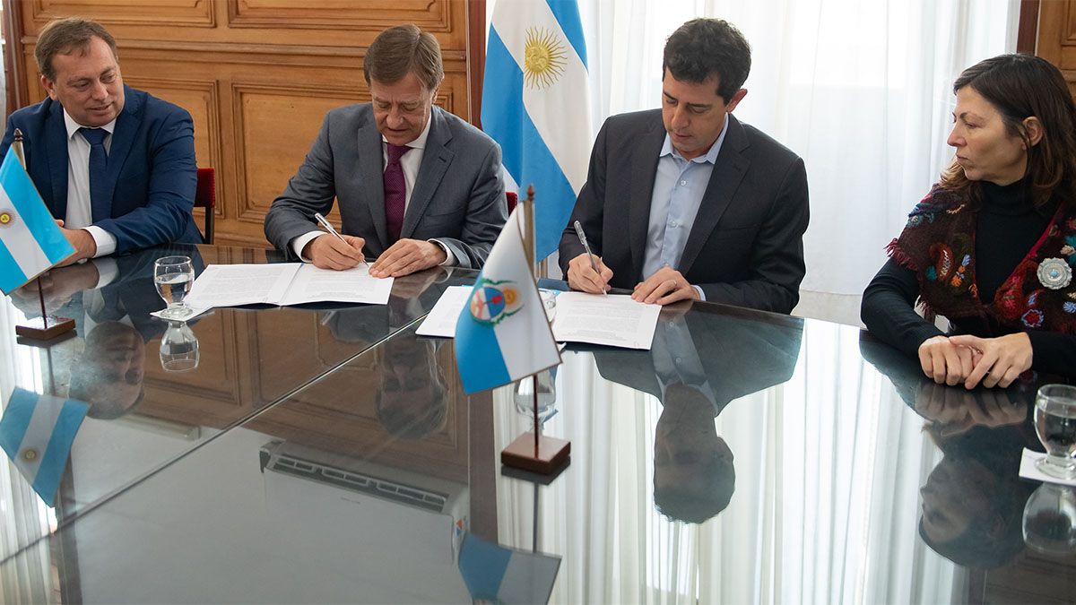 El intendente de Tunuyán Martín Aveiro, Rodolfo Suarez, Eduardo de Pedro y la entonces ministra de Economía Silvina Batakis durante la firma del crédito en Buenos Aires.