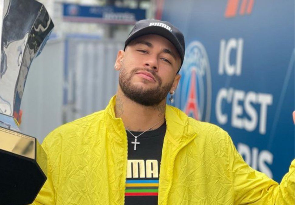 Neymar celebró por partida doble en París.