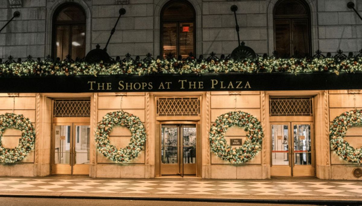 The Plaza Hotel queda en la esquina de la Quinta Avenida (Fifth Avenue) y la Calle 59 (Central Park South). The Plaza Hotel queda en la esquina de la Quinta Avenida (Fifth Avenue) y la Calle 59 (Central Park South). 