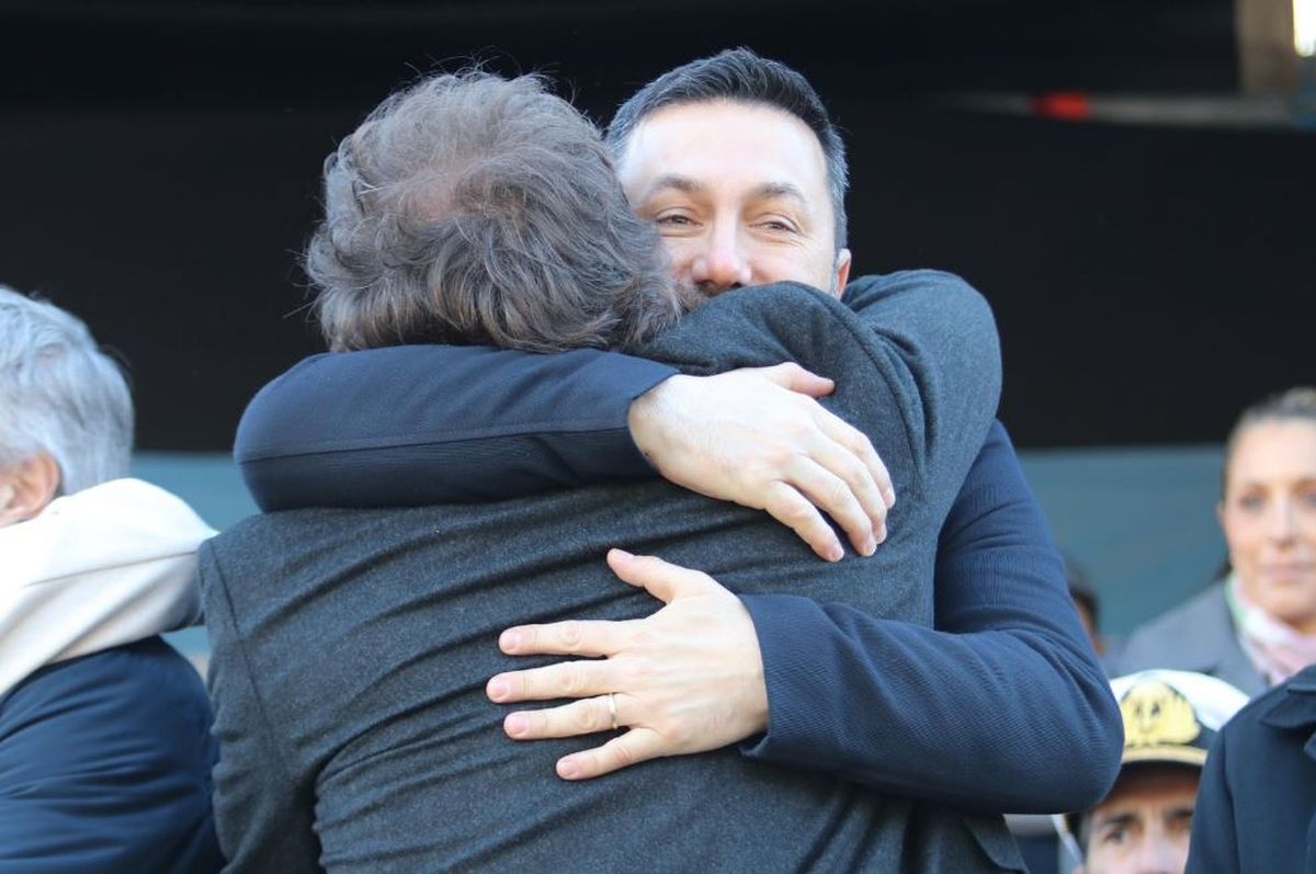 Luis Petri se abraza con el Presidente. Fue en el acto del 9 de Julio. Luis Petri se abraza con el Presidente. Fue en el acto del 9 de Julio.