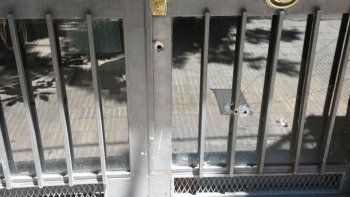 Balean la entrada de un edificio ubicado a la vuelta de la Policía Federal