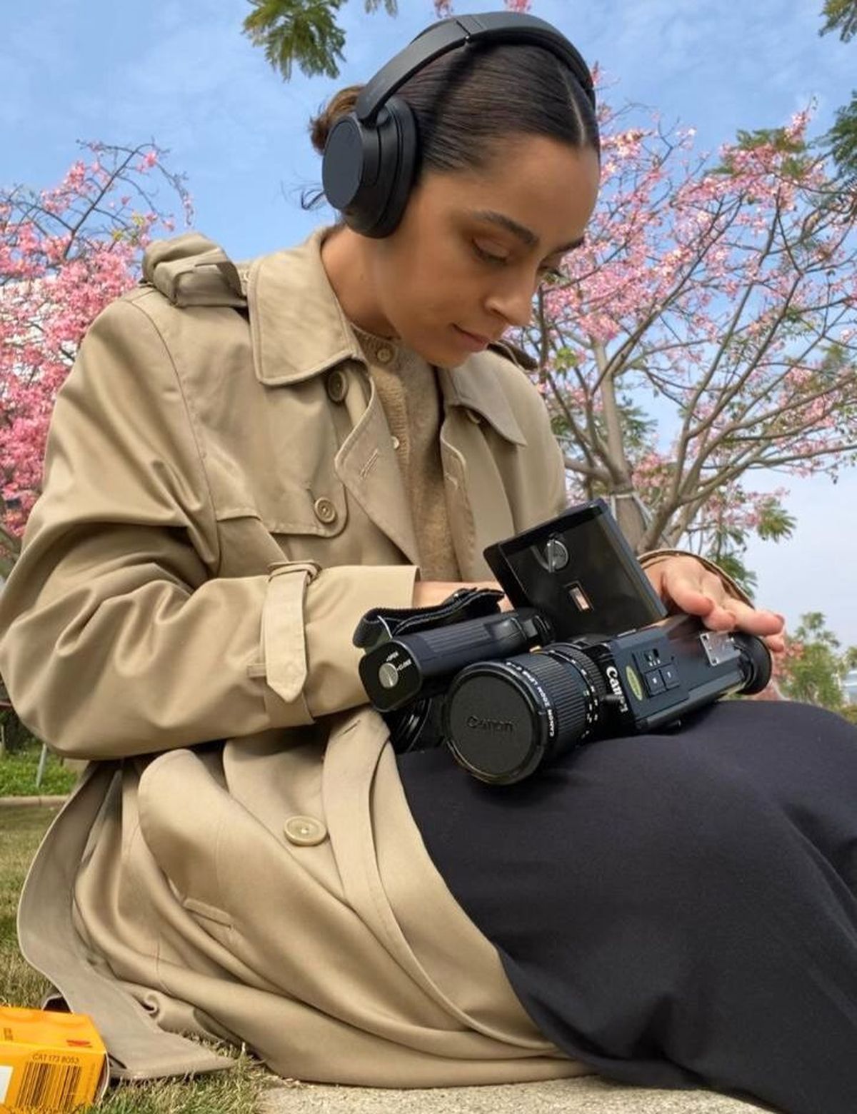 Federica en China, junto a su cámara. Allí surgió el corto que hoy presentan en Ann Arbor Film Festival, el más antiguo y prestigioso festival de cine experimental de América del Norte. Federica en China, junto a su cámara. Allí surgió el corto que hoy presentan en Ann Arbor Film Festival, el más antiguo y prestigioso festival de cine experimental de América del Norte.