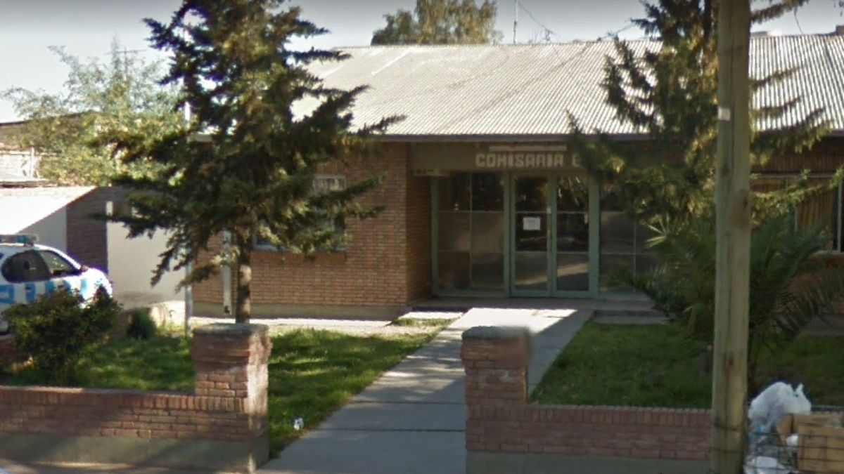 Un llamado a la Comisaría 8° de San Rafael alertó sobre ruidos y la presencia de un hombre sobre el techo de una vivienda, y al llegar los uniformados se encontraron con el cuerpo de un joven que murió en el lugar por electrocución.&nbsp;