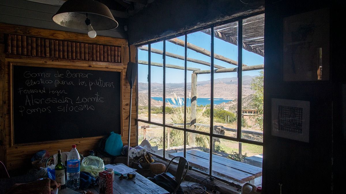 La ventana de Enzo Santoni da al lago.