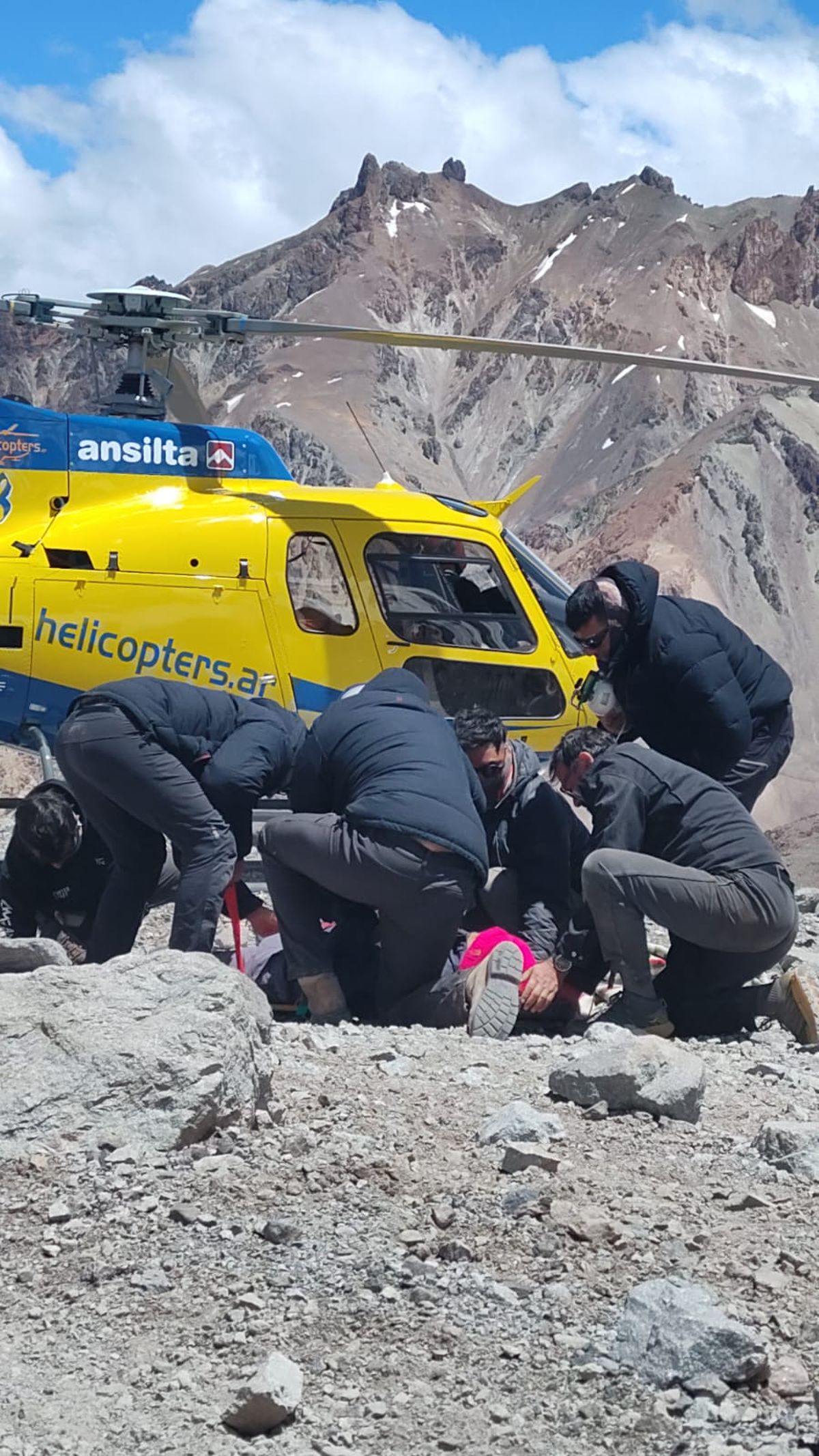 Imagen del operativo de rescate en helicóptero del primer evacuado del Aconcagua en la temporada que recién comienza.