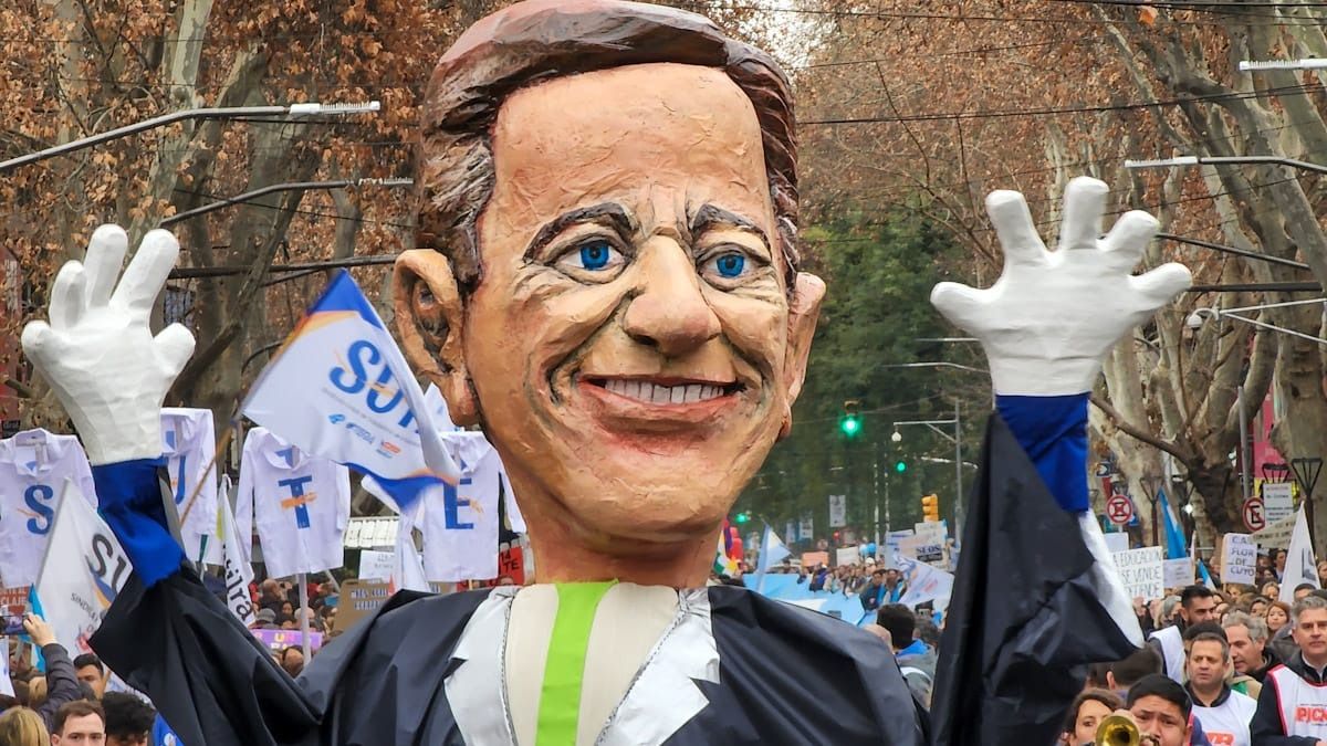 Una marioneta personificando al gobernador Rodolfo Suarez encabezó la marcha de docentes y profesionales de la Salud por las calles de Mendoza.