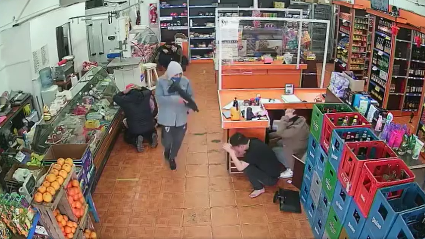 Video: ladrones fuertemente armados roban en un supermercado y escapan a los tiros