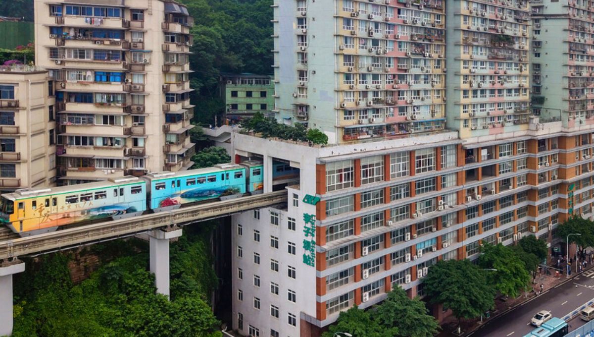 En China los trenes atraviesan edificios en total silencio: así logran esta hazaña única en el mundo