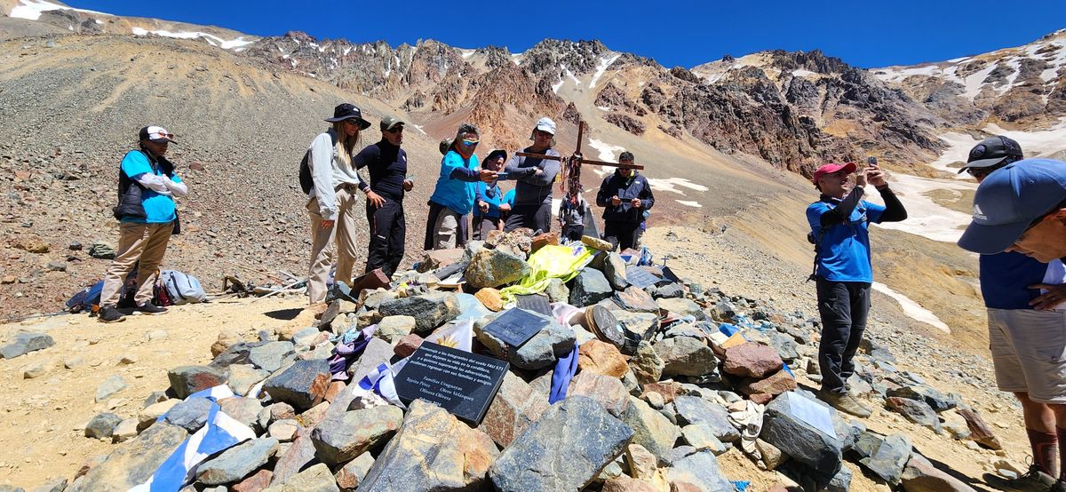 La expedición en el punto donde se rinde homenaje a los fallecidos en la tragedia de los Andes.