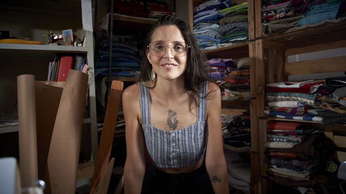 Julieta es diseñadora de indumentaria y recicla telas para fabricar riñoneras artesanales de calidad.