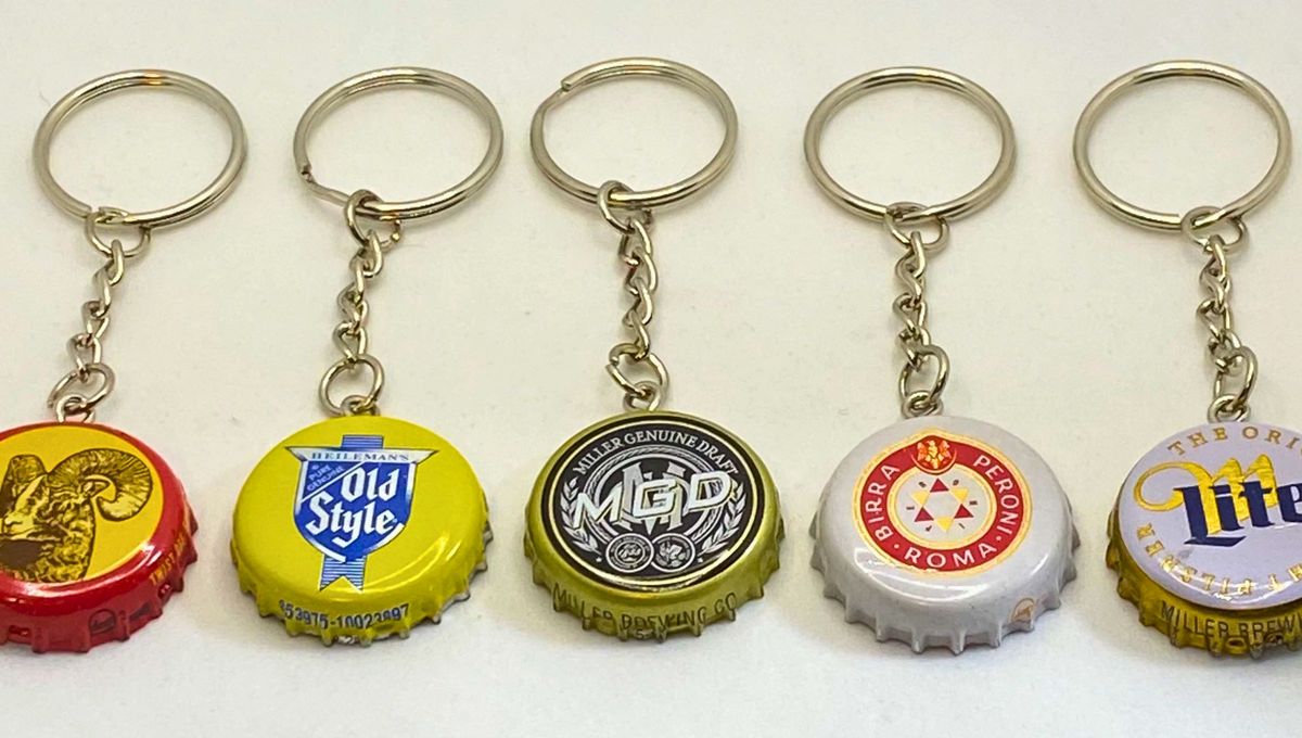 Gracias a este proyecto de reciclaje, podrás convertir una simple tapa de cerveza en llaveros únicos Gracias a este proyecto de reciclaje, podrás convertir una simple tapa de cerveza en llaveros únicos