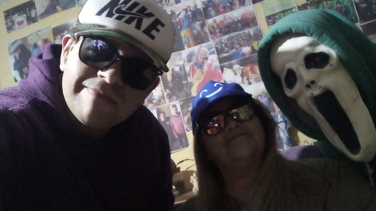 Claudio y José nacieron con hipoacusia y otras dificultades. Claudia es madre soltera y salen adelante vendiendo tortitas y pizzetas. Claudio y José nacieron con hipoacusia y otras dificultades. Claudia es madre soltera y salen adelante vendiendo tortitas y pizzetas.