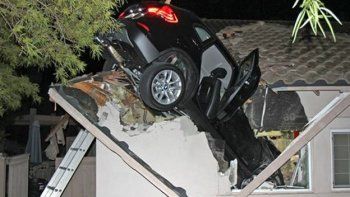 Un auto destrozó el techo de una casa