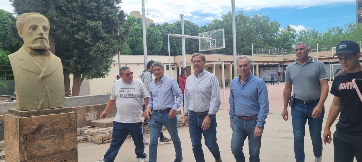 Rodolfo Suarez acompañado por parte de su equipo, votó en la escuela Arístides Villanueva. Dijo que va a llevar al Congreso una ley para eliminar las PASO nacionales Rodolfo Suarez acompañado por parte de su equipo, votó en la escuela Arístides Villanueva. Dijo que va a llevar al Congreso una ley para eliminar las PASO nacionales
