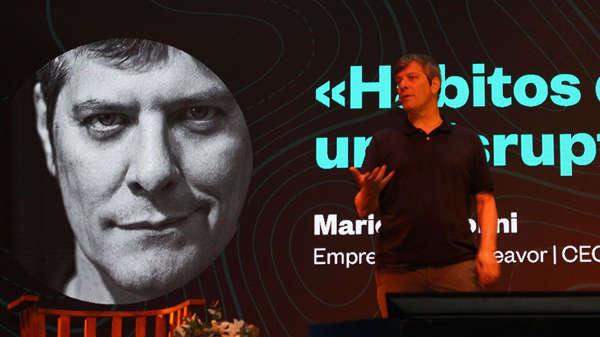 El primero en exponer fue Mario Pergolini (CEO de Vorterix & Emprendedor Endeavor).