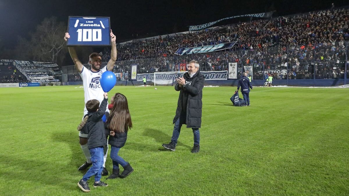 Diego Tonetto fue reconocido por los 100 partidos con la camiseta de Independiente Rivadavia y recibió los aplausos del presidente Daniel Vila.